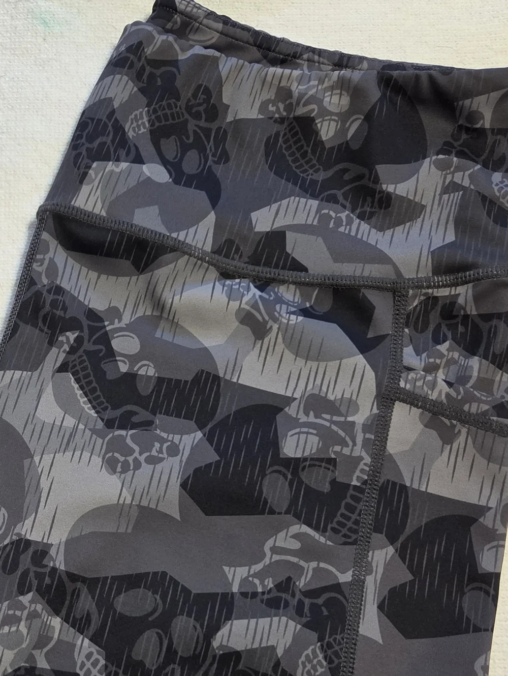 Constantly Varied Gear Women's Black & Gray Camo Capri Leggings. Sz L